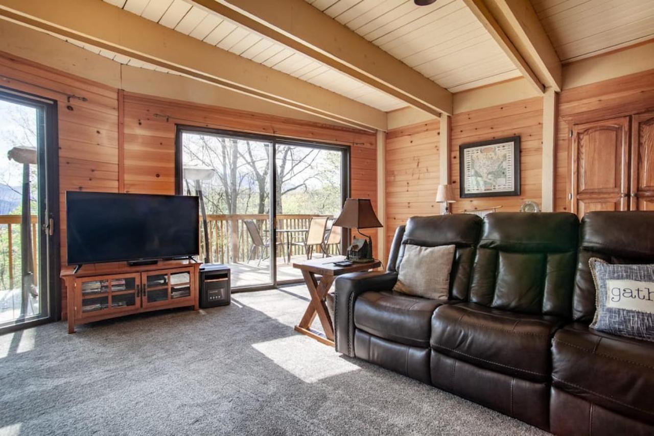 Bear View Chalet With Hot Tub And Near Ober Gatlinburg Exterior photo